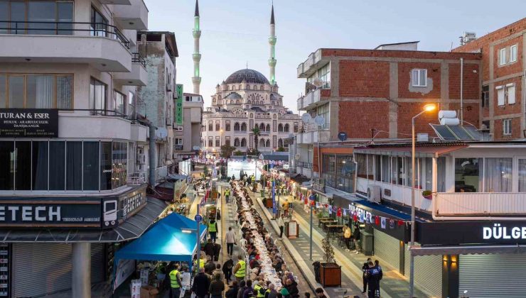 Didim’de vatandaşlar, Didim Belediyesi’nin iftar sofralarında bir araya geldi