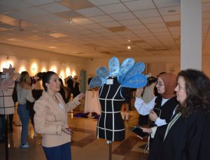 Egeli moda tasarım öğrencileri atık kumaşları sanata dönüştürdü