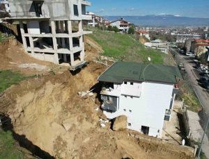 İnşaat kazısında kopan dev kaya parçası yanındaki binada hasara yol açtı