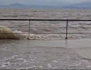 İzmir’de fırtına: Dikili’de deniz seviyesi yükseldi