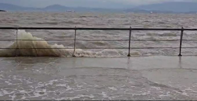 İzmir’de fırtına: Dikili’de deniz seviyesi yükseldi