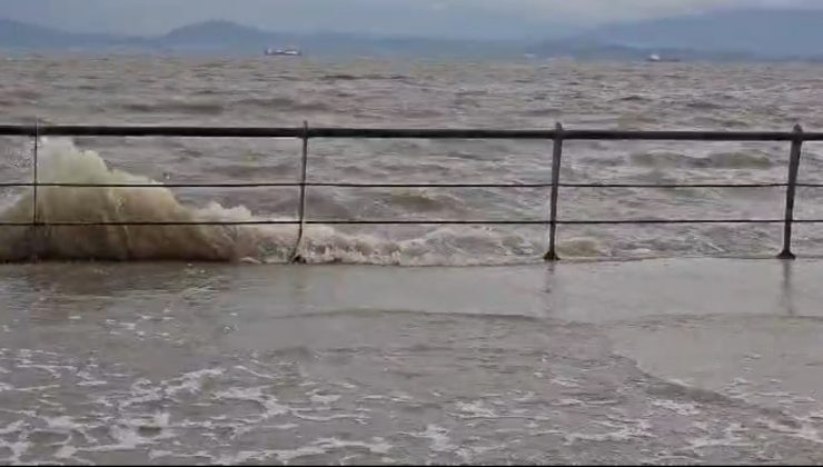 İzmir’de fırtına: Dikili’de deniz seviyesi yükseldi