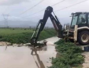Küçük Menderes Nehri taştı, Bayındır’da ova köylerinde ekinler ve yollar zarar gördü
