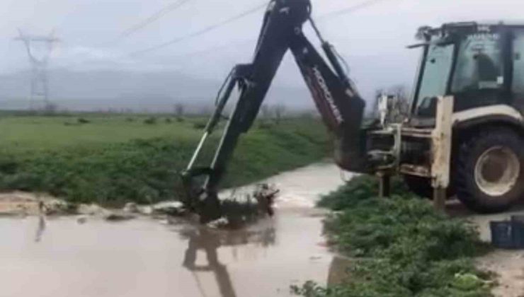 Küçük Menderes Nehri taştı, Bayındır’da ova köylerinde ekinler ve yollar zarar gördü