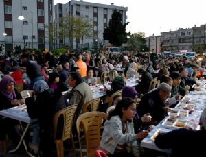 Kuşadası Belediyesi’nden Ramazan ayı boyunca 18 bin kişilik iftar yemeği
