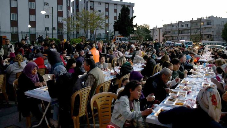 Kuşadası Belediyesi’nden Ramazan ayı boyunca 18 bin kişilik iftar yemeği