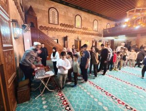 Manisa’da teravih sonrası çocuklara sürpriz