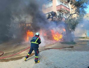 Nazilli’de feci yangın: İki otomobil saniyeler içerisinde kül oldu