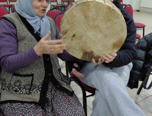 Pazarlar’da halk oyunları kursunda seslendirilen yöresel ezgiler