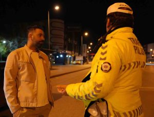 Polisten ’babalık’ yapmasını isteyen alkollü sürücü gazetecinin şarjının bitmesini diledi