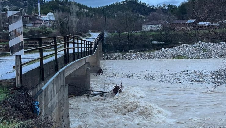 Şiddetli yağış Çameli ve Acıpayam’da iki köprüyü yıktı