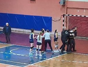 Taraftar sahaya atladı, maç seyircisiz tamamlandı