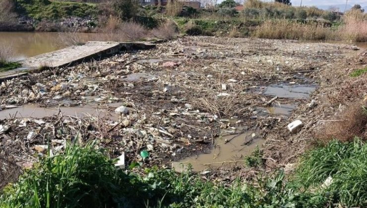 Tarihi taş köprü temizlendi, doğaseverler “yüzer bariyer” istedi