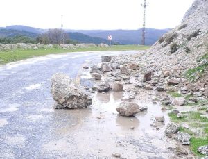 Yağış sonrası topraktan kaydı, kayalar yolu kapattı