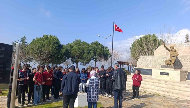 Aydın’da öğrenciler şehitleri andı