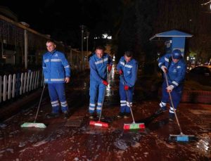 Büyükşehir ekipleri gece boyunca temizlik çalışması gerçekleştirdi
