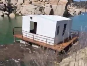 Çine Barajı’nda yüzen ev