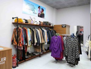 Efeler Belediyesi’nin Sosyal Destek Giyim Noktası 2 haftada 80 haneye ulaştı