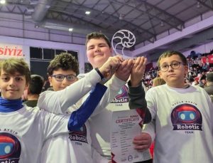 Efelerli öğrenciler robot tasarımında Ege Bölgesi birincisi oldu