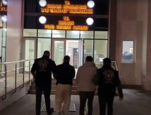 Kapıyı ’polisiz’ diyerek açtırdılar, silahla vurup 550 bin lira parayı çaldılar