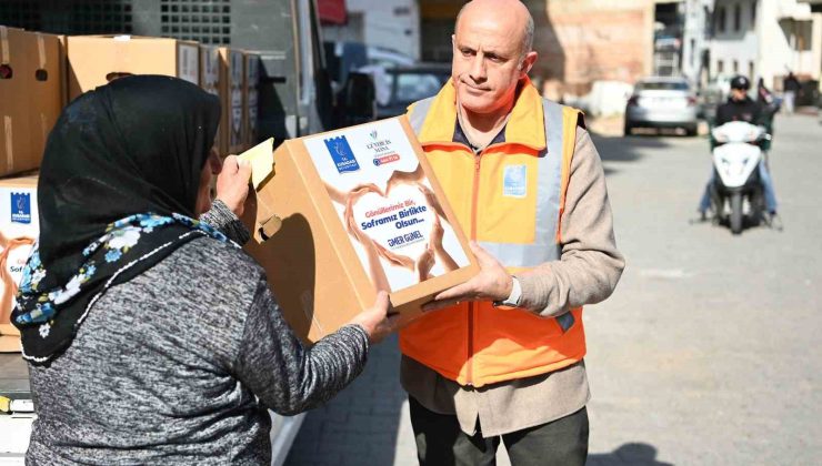 Kuşadası Belediyesi’nden 3 bin 500 aileye Ramazan yardımı