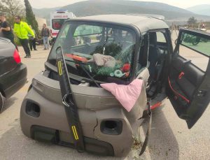 Kuşadası’nda otomobil ile elektrikli araç kafa kafaya çarpıştı: 4 yaralı