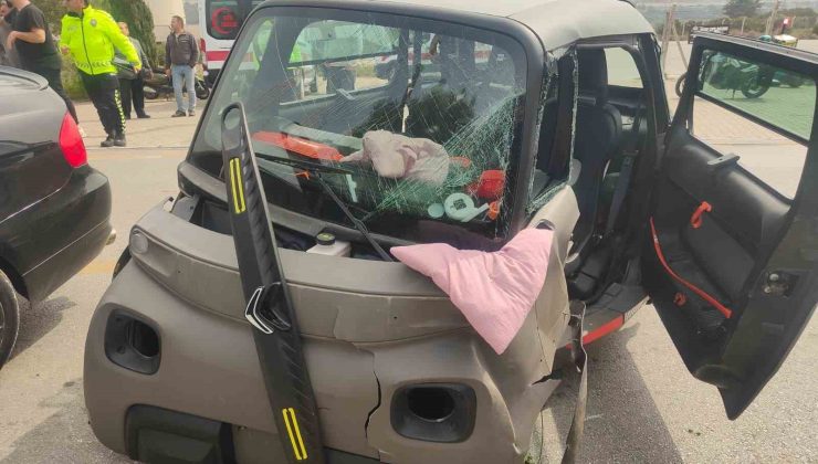 Kuşadası’nda otomobil ile elektrikli araç kafa kafaya çarpıştı: 4 yaralı