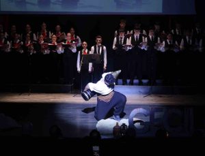 Öğrencilerinin ‘Bir Hilal Uğruna’ oratoryosu ayakta alkışlandı