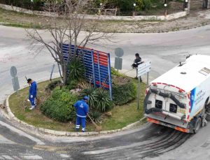 Kuşadası’nda yeşil alanlarda çalışmalar sürüyor