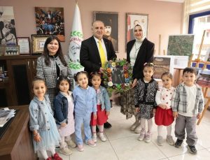 Başkan Kaya minik öğrencileri belediyede ağırladı
