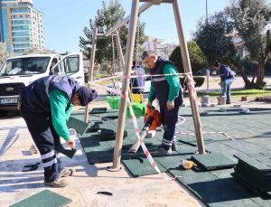 Efeler’deki parklarda yenileme çalışmaları sürüyor