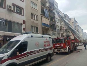 İtfaiyenin asansörlü merdivenine binmekten korkan genç, kırık ayağıyla merdivenlerden indi