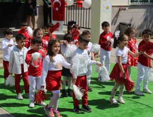 Minik öğrenciler polis abileri unutmadı
