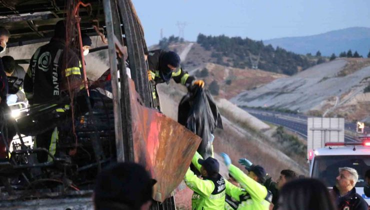 8 kişinin yaşamını yitirdiği kazada cenazeler metal yığınına dönen otobüsten çıkartıldı