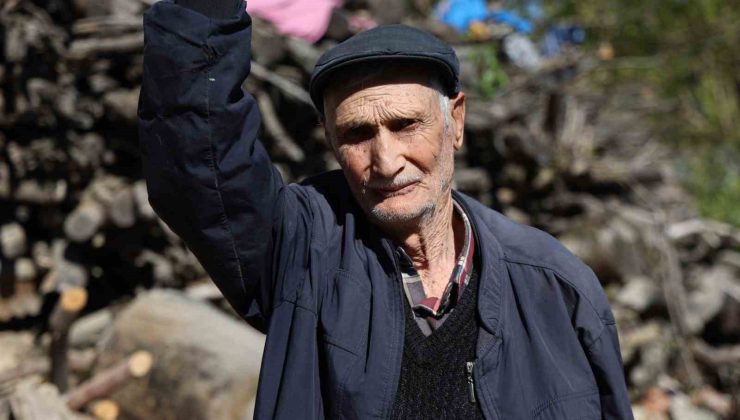 94 yaşındaki Salih amca gençlere taş çıkarıyor