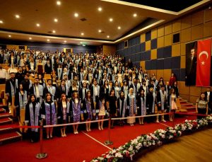 ADÜ İletişim Fakültesi mezunlarını törenle uğurladı