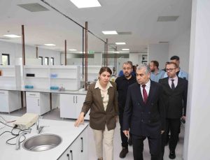 ADÜ Rektörü Kent, araştırma laboratuvarını inceledi