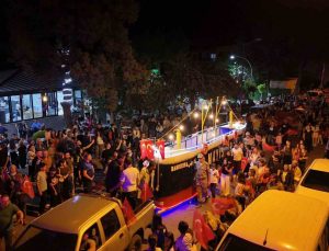 Bozdoğan sokaklarında Bandırma Vapuru coşkusu