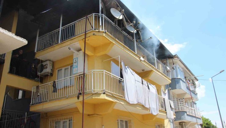 Çatı katında çıkan yangında 3 bina zarar gördü