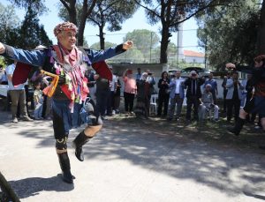 Efe kıyafeti giydiler, zeybekte buluştular