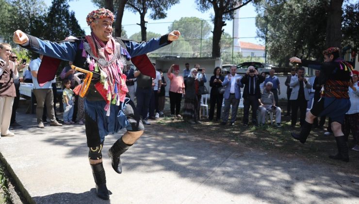 Efe kıyafeti giydiler, zeybekte buluştular