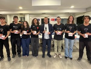 Efeler’de genç yazılımcılar tasarladı, Başkan Yetişkin tebrik etti