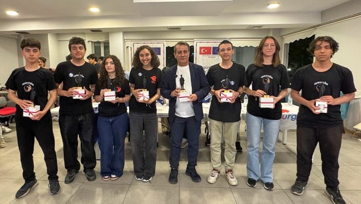 Efeler’de genç yazılımcılar tasarladı, Başkan Yetişkin tebrik etti