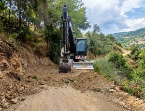 Efeler’de yol bakım ve onarım çalışmaları devam ediyor