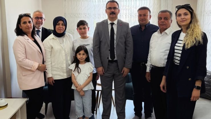 Kaymakam Ateş, öğrencilerin evine konuk oldu