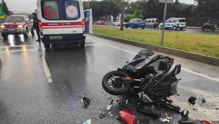 Kırmızı ışıkta bekleyen araca çarpan motosiklet sürücüsü ağır yaralandı