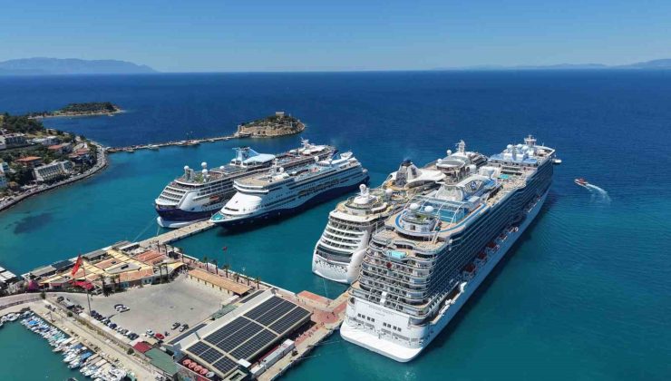 Kuşadası’na 4 kruvaziyer ile 9 bin turist geldi