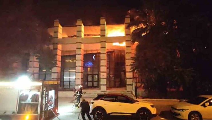Kuşadası’nda eski PTT binasında yangın