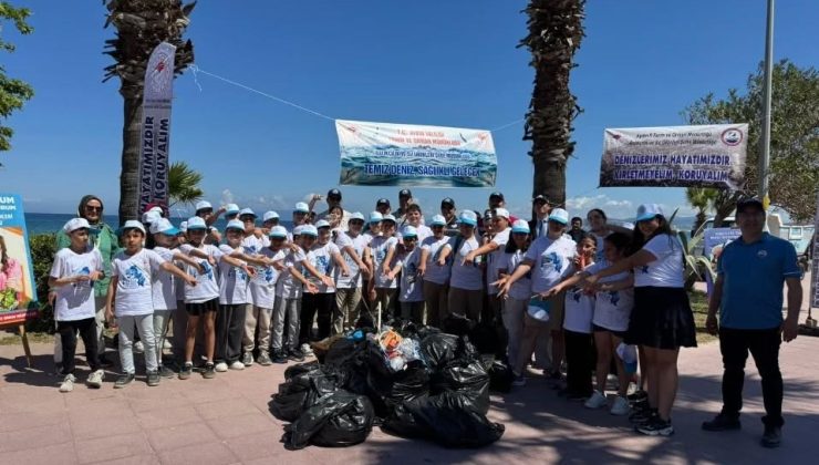Kuşadası’nda öğrenciler sahilleri temizledi