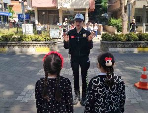 Minik trafikçilerden sürücülere kemer teşekkürü